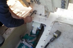 Sistema di movimentazione di una paratoia a ventola con albero a profilo scanalato ed attuatore oleodinamico – sistema di attuazione a braccetto e coppia progressivi.